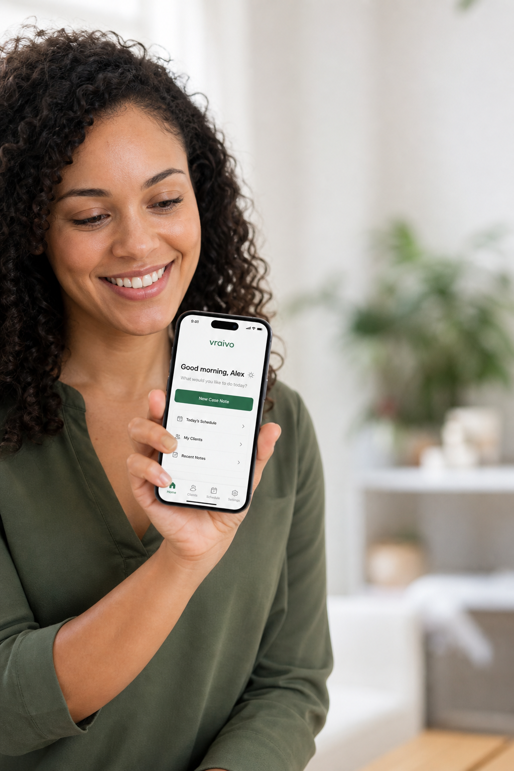 Support worker using Vraivo